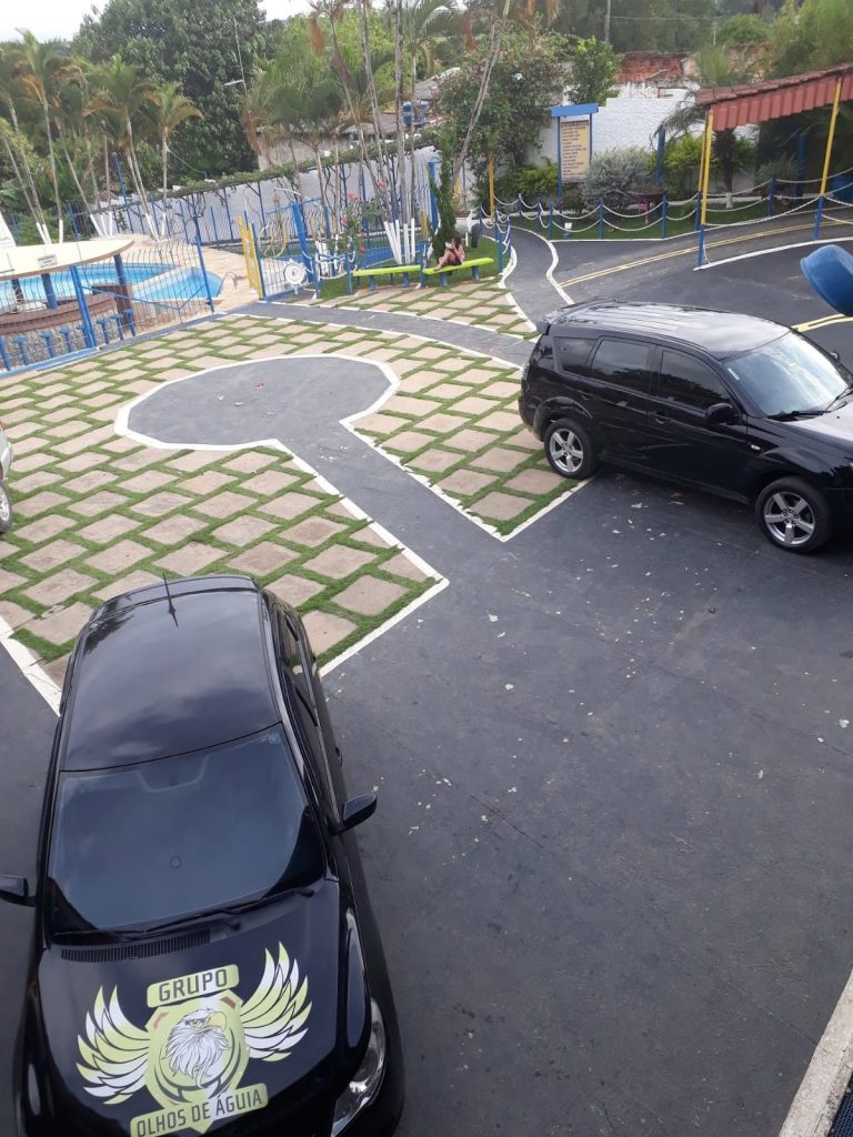 Vigilantes uniformizados Olhos de Águia em posto de serviço